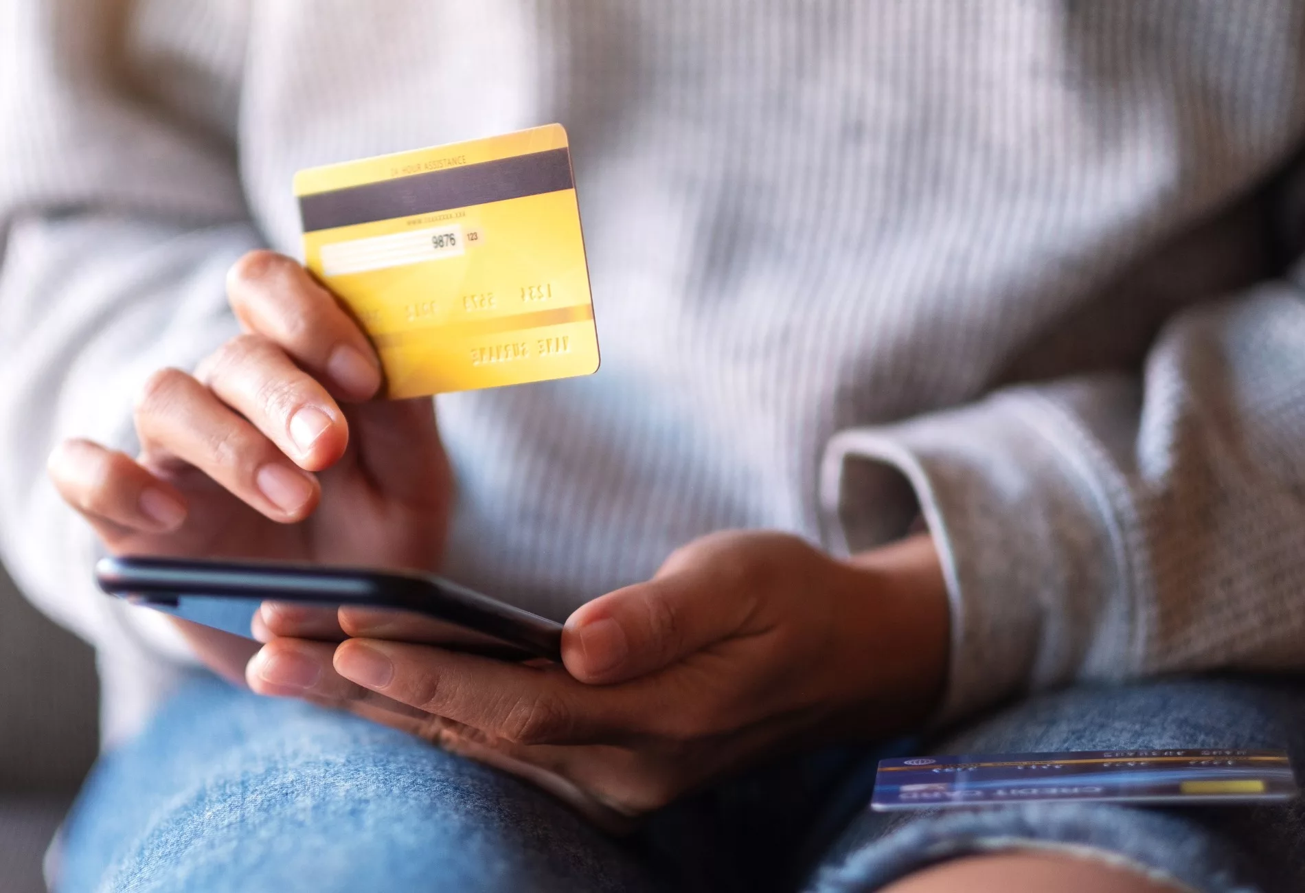 Arnaque au faux coursier : de lourdes pertes à Panissières et Larajasse, un suspect écroué