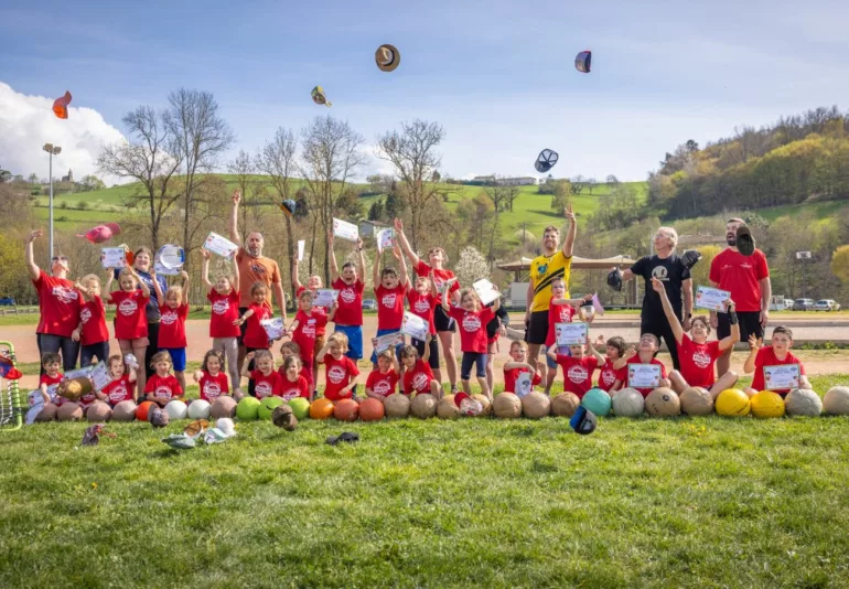 Trente enfants s'initient au krachtbal lors d'un stage inédit à Saint-Symphorien-sur-Coise