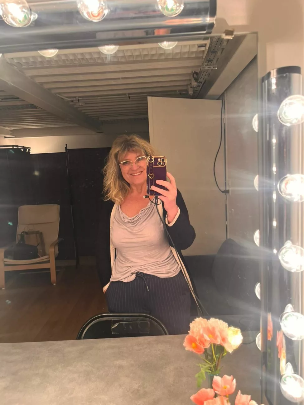 Marie-Laure dans les loges de la série Scènes de ménage - DR