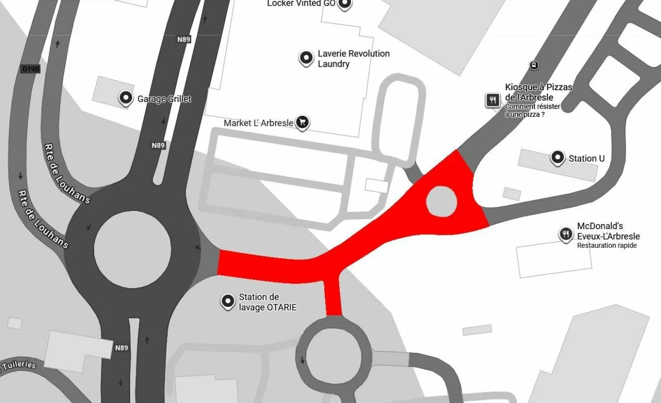 entre le giratoire de La Libération (sur la RD389) et le giratoire permettant d'accéder aux grandes surfaces commerciales de la zone des Martinets.