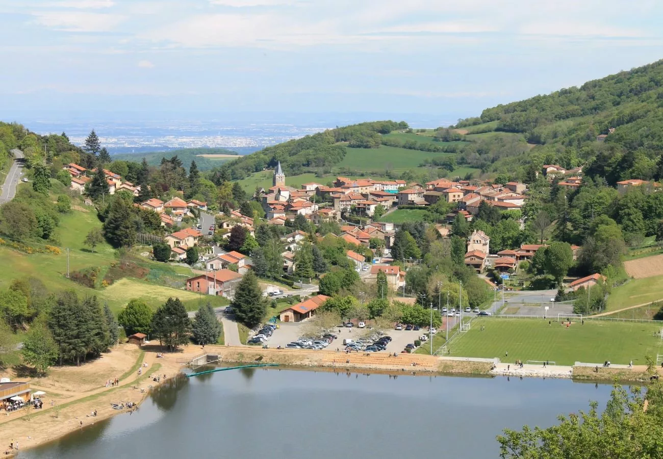 Monts du Lyonnais : Nature et saveurs près de Lyon et de Saint-Étienne 1 La commune d'Yzeron avec le lac du Ronzey - DR