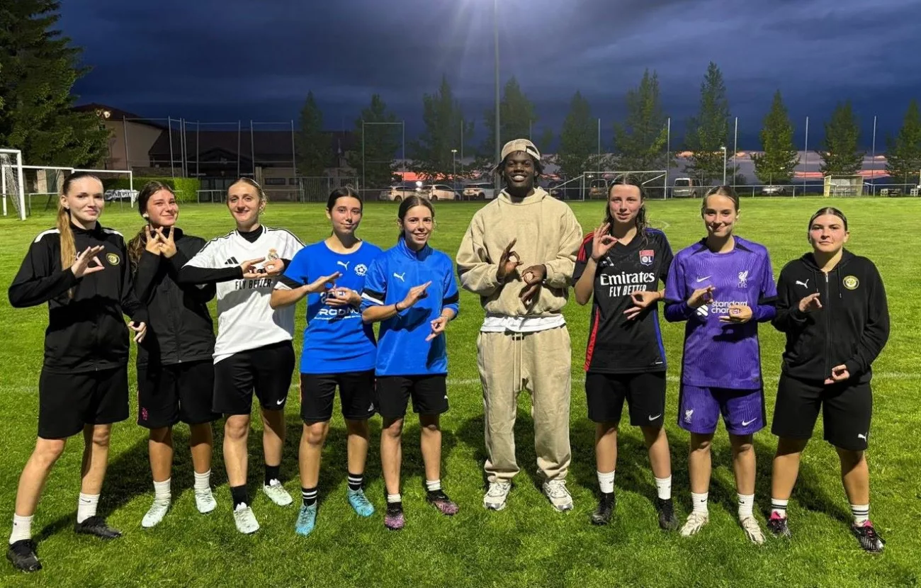 Le footballeur international Castello Lukeba s'invite à l'entraînement des féminines des Hauts Lyonnais à Aveize