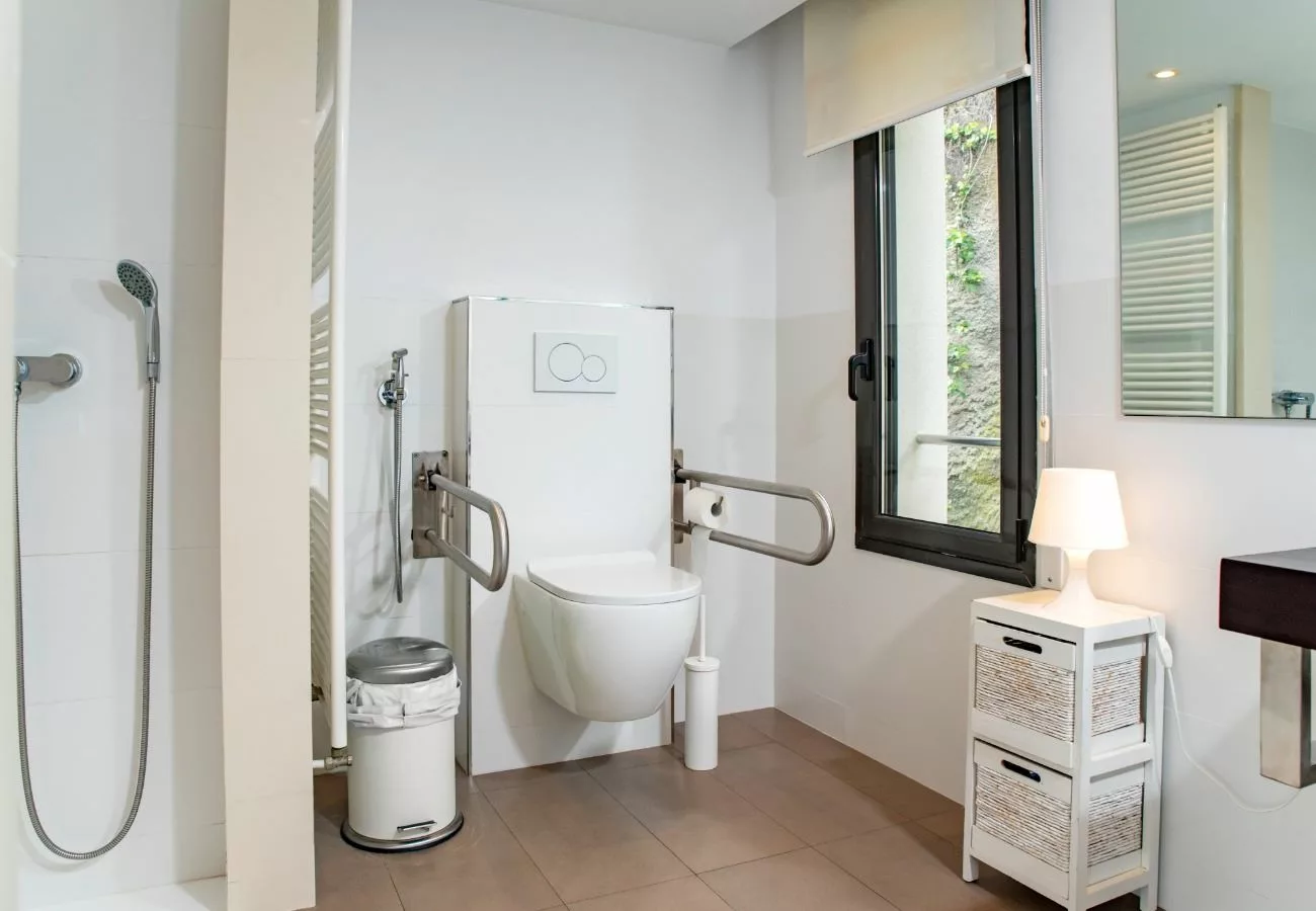 Salle de bain adaptée - DR
