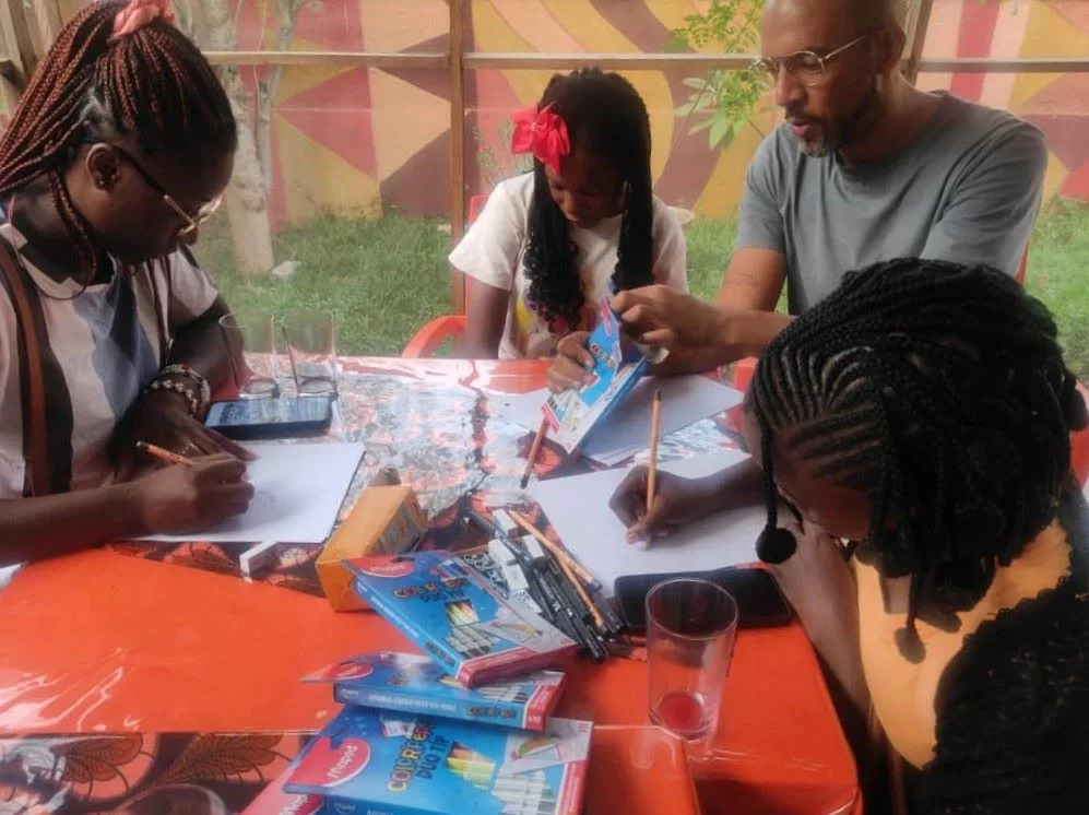Les lycéens de Chazelles-sur-Lyon présentent leur bande dessinée sur le climat au grand festival de Lyon 1 Un atelier de dessin à Ouagadougou encadré par le dessinateur Greg Dabiloglou - DR