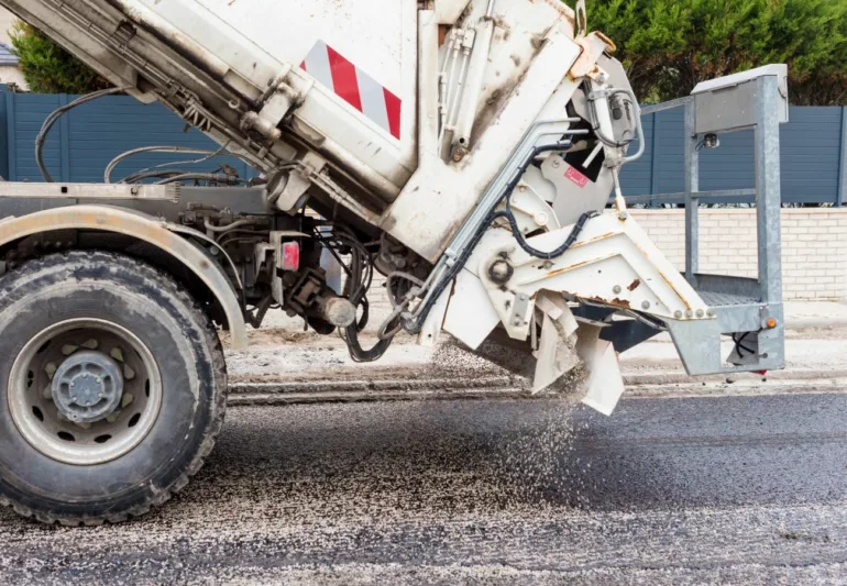 Prudence sur les routes des Monts du Lyonnais avec le retour du gravillonnage cet été