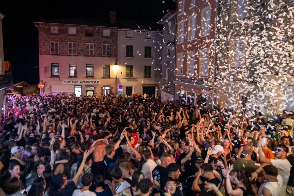 Ambiance survoltée et marée humaine dans le centre-ville