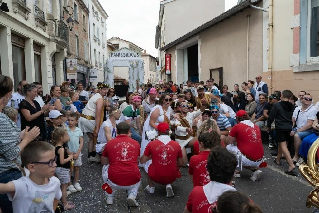 Le traditionnel défilé dans les rues de Panissières rassemble les foules - DR