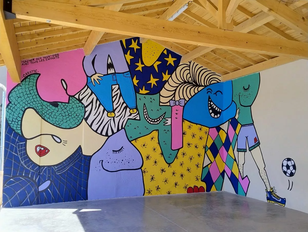 Une nouvelle décoration sous le préau de l'école - DR