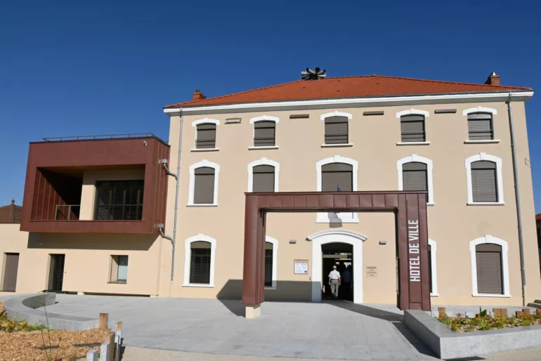 Chazelles-sur-Lyon inaugure sa mairie réhabilitée sous une chaleur caniculaire