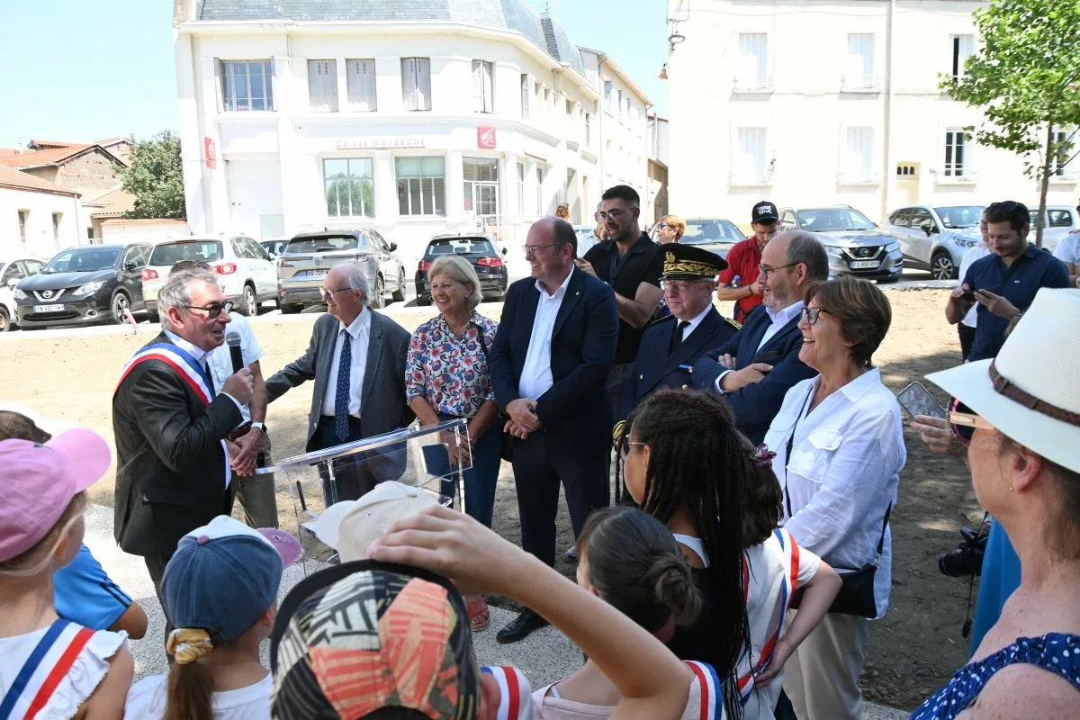 Le maire Pierre Véricel entouré, notamment, de Georges Ziegler, président du département de la Loire, Laurence Bussière, conseillère régionale, Hervé Reynaud, sénateur et Géraud D'Humières, sous-préfet - © Quentin Merle