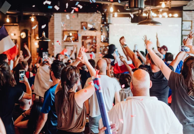 Coupe du Monde 2026 : ces 3 interdictions strictes qui tombent aujourd'hui dans le Rhône (et la surprise pour vos soirées)La Coupe du monde de la FIFA 2026 débute aujourd'hui, et l'effervescence commence déjà à gagner les supporters. Mais si vous aviez prévu d'improviser des célébrations dans les rues de la métropole de Lyon ou n'importe où dans le Rhône, attention à ne pas vous faire surprendre par les nouvelles règles. Pour garantir que cet événement populaire reste un moment de convivialité et pour protéger les personnes comme les biens, Étienne GUYOT, le préfet du Rhône, vient de signer un ensemble de mesures radicales. Ce que vous ne pouvez plus faire dans la rue dès ce soirAfin d'éviter les débordements, la préfecture a identifié des situations nécessitant une vigilance particulière. Dès ce 11 juin à 17h00, et jusqu'au 20 juillet à 05h00, trois interdictions formelles s'appliquent dans tout le département: Fini l'alcool sur les trottoirs : La consommation de boissons alcoolisées est désormais totalement interdite sur la voie publique et dans les espaces publics, à la seule exception des espaces officiellement réservés à cet effet (comme les terrasses). Tolérance zéro sur les pétards : Oubliez les feux d'artifice sauvages pour fêter un but. L'utilisation et la vente d'articles pyrotechniques par les particuliers sur l'espace public sont strictement prohibées. Restrictions sur les carburants : Il est formellement interdit de vendre, de détenir ou de transporter du carburant dans des récipients portables (comme des jerricans). La dérogation inattendue qui va sauver vos troisièmes mi-tempsSi les autorités serrent la vis sur la voie publique, elles offrent en revanche une excellente nouvelle pour ceux qui aiment prolonger la fête en terrasse.Dans un effort mené en lien étroit avec les syndicats de l'hôtellerie et de la restauration (UMIH et GHR), le préfet a décidé d'assouplir les horaires des professionnels. À compter du 28 juin et jusqu'à la fin du tournoi, l'heure de fermeture de l'ensemble des bars et restaurants (titulaires d'une licence III, IV ou licence restaurant) est exceptionnellement repoussée à 02h00 du matin. Une décision stratégique qui permettra aux habitants de vivre la passion du Mondial en toute sécurité, à l'intérieur des établissements prévus pour les accueillir. Prêts pour le coup d'envoi ?