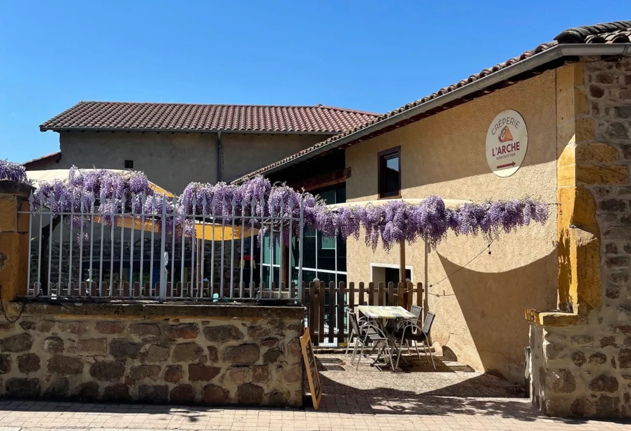 « La porte est grande ouverte à tout le monde » : le restaurant L’Arche redonne vie au cœur de Montrottier 1 Le restaurant L’Arche redonne vie au cœur de Montrottier