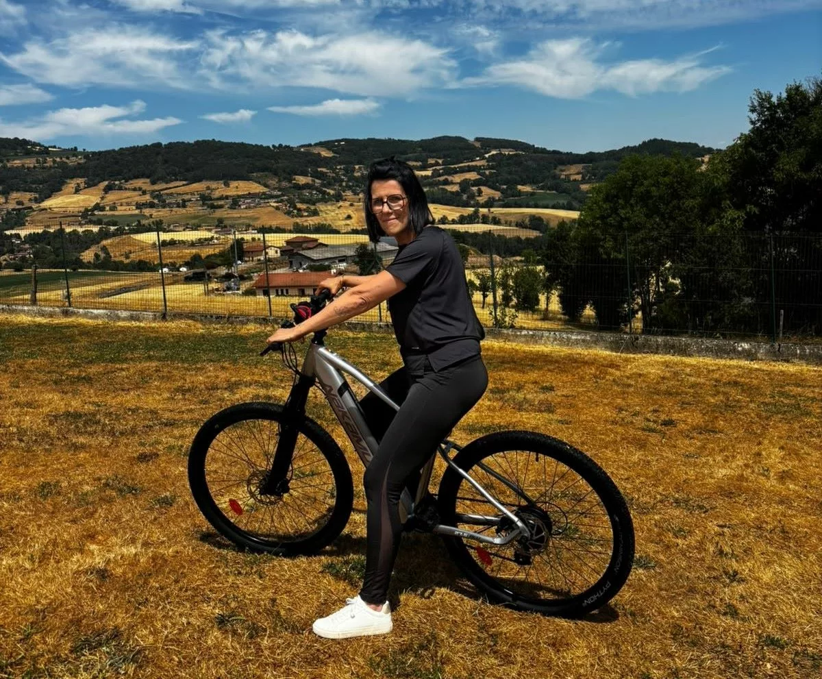 Une nouvelle agence de location de VTT électriques s'installe à Montrottier pour explorer les Monts du Lyonnais 1 Nadine Milard vous accueille à Montrottier - © Laura Borges