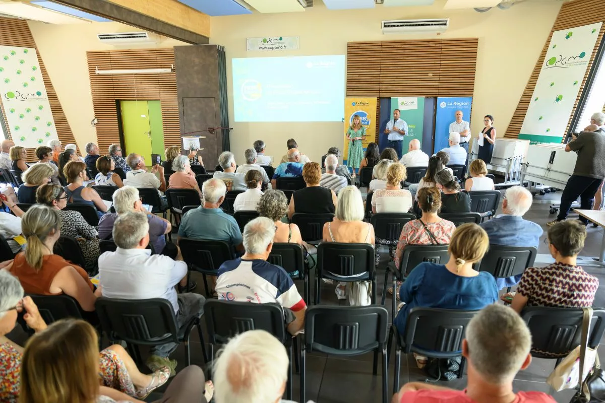 La Région Auvergne-Rhône-Alpes dévoile une nouvelle aide financière pour les seniors 1 Acteurs économiques et associatifs se sont réunis à Mornant pour échanger sur le PASS’Région seniors - © Charles Pietri