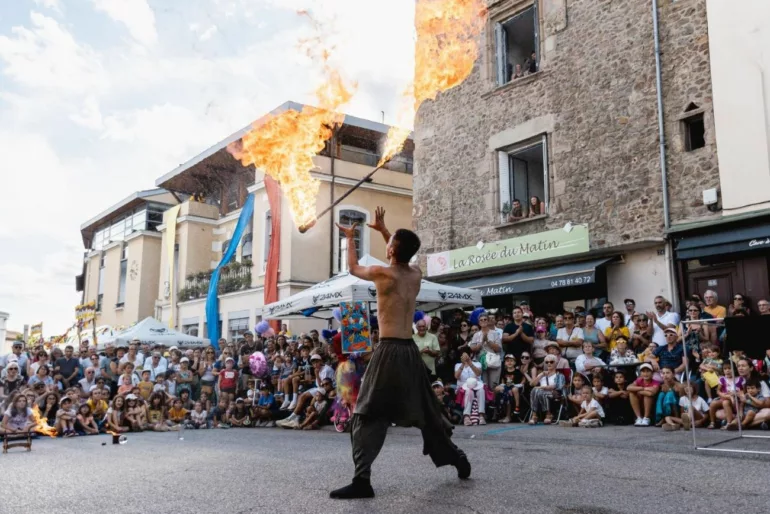 « Nous repartons pour 10 ans » : ce festival de rue incontournable des Monts du Lyonnais fête son anniversaire avec de belles surprises