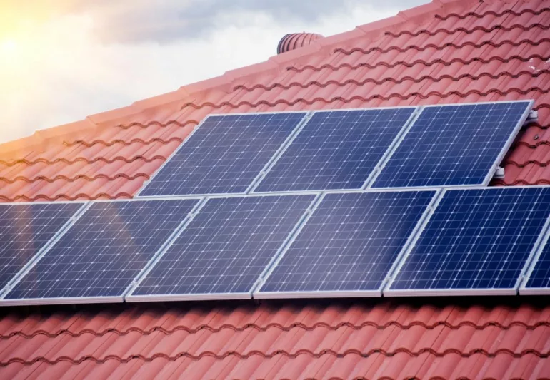 Taluyers déploie plus de 1000 panneaux solaires pour fournir une électricité locale à prix réduit