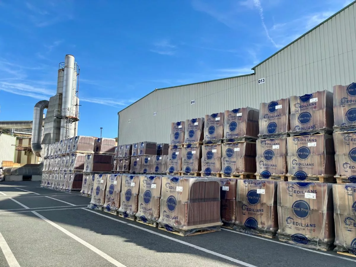 Plongée au cœur de la tuilerie Edilians de Sainte-Foy-l'Argentière qui ouvre ses portes et recrute ses futurs talents 2 Le site produit l'équivalent de 35 000 toitures par an - © Pauline Michaud