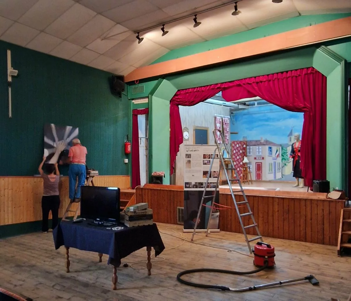 Une exposition inédite retrace les 78 ans d'histoire du théâtre Le Foyer à Fontanès 2 La salle de spectacle avec son rideau à l'italienne - © Aurélie Boulhol