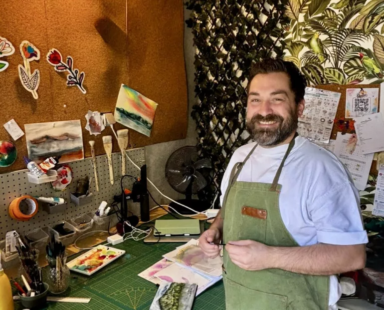 À Haute-Rivoire, Pierrick Quantin transforme l’aquarelle en un véritable moment de partage