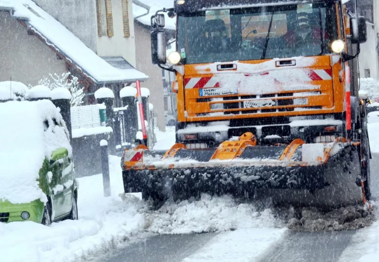 Entretien des routes en hiver : le Département du Rhône recrute deux agents à Larajasse et Saint-Martin-en-Haut
