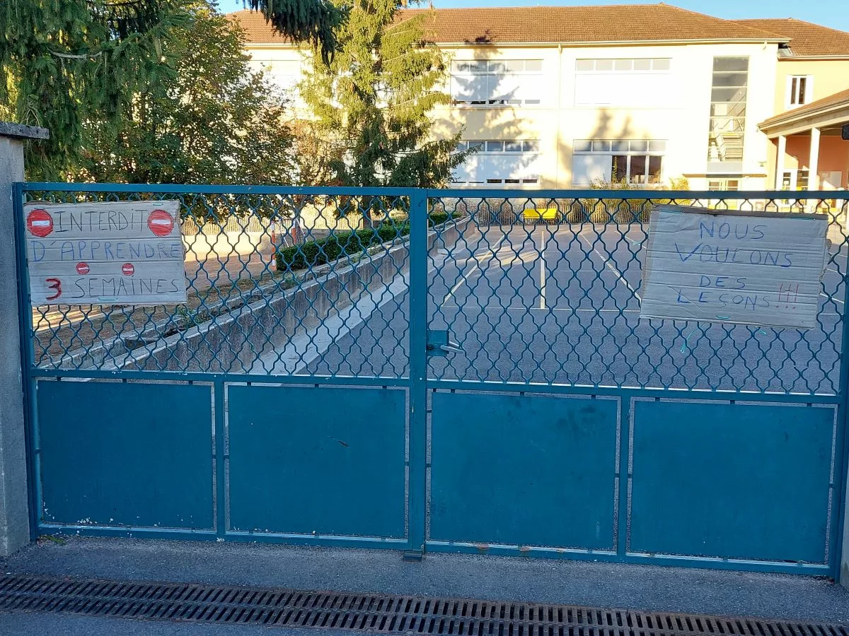 Des affiches ont été installées aux abords de l'école - DR
