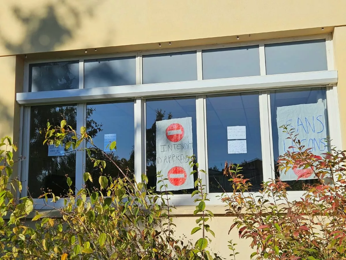 Des affiches et banderoles ont été installées aux abords de l'école - DR
