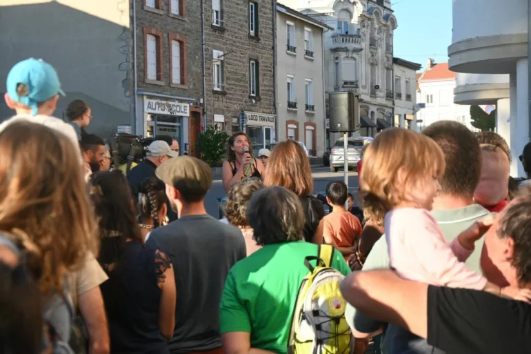 Près de 80 personnes mobilisées devant l'école Les Petits Chapeliers à Chazelles-sur-Lyon