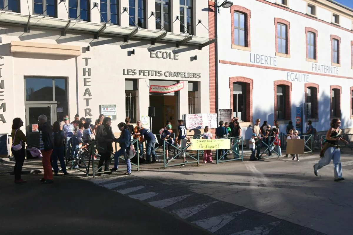 Près de 80 personnes mobilisées devant l'école Les Petits Chapeliers à Chazelles-sur-Lyon 1 manif chazelles ecole 03