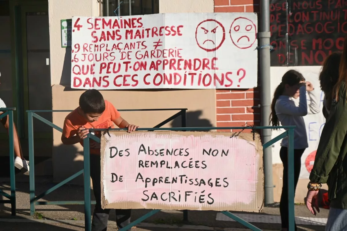 Près de 80 personnes mobilisées devant l'école Les Petits Chapeliers à Chazelles-sur-Lyon 3 Des pancartes ont été installées devant l'établissement scolaire - © Quentin Merle