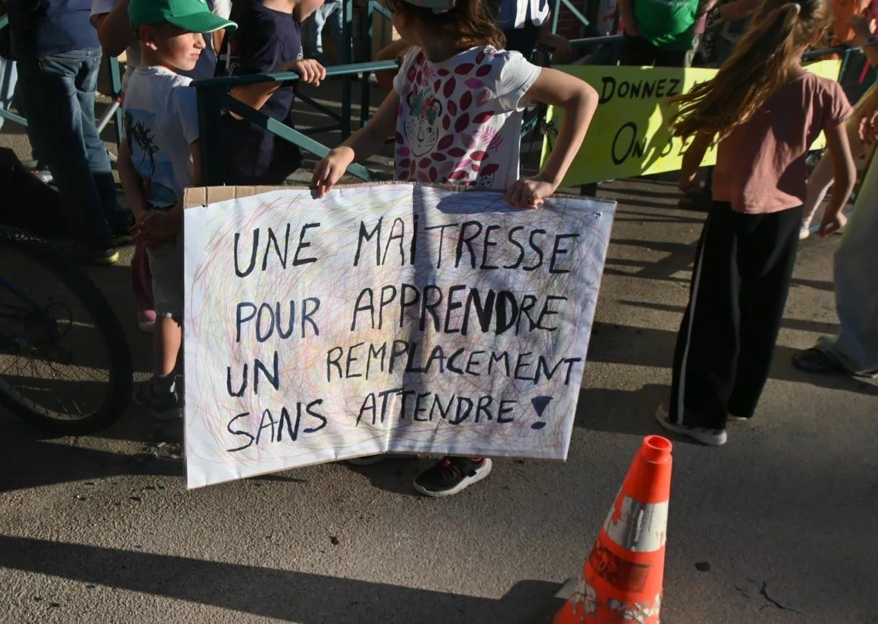 Près de 80 personnes mobilisées devant l'école Les Petits Chapeliers à Chazelles-sur-Lyon 2 Des pancartes ont été installées devant l'établissement scolaire - © Quentin Merle