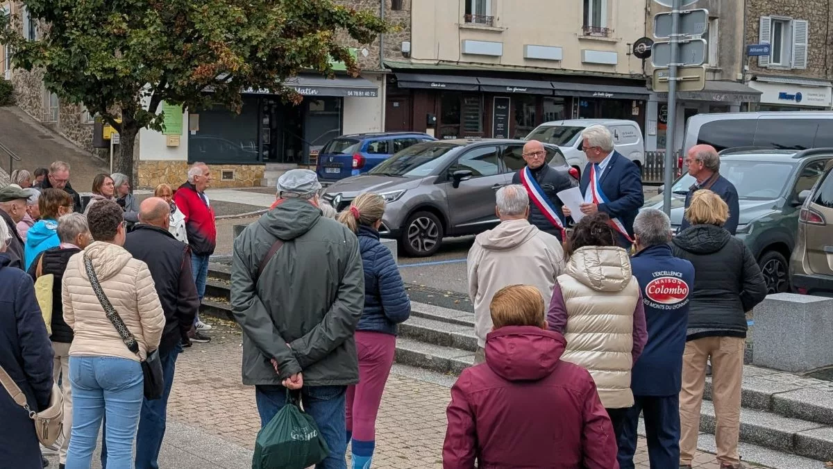 Les élus et habitants des Monts du Lyonnais rassemblés devant leurs mairies contre les violences 1 Près de 50 personnes se sont rassemblées face à la mairie de Saint-Symphorien-sur-Coise - © Jean-Paul Kuby