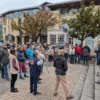 Les élus et habitants des Monts du Lyonnais rassemblés devant leurs mairies contre les violences