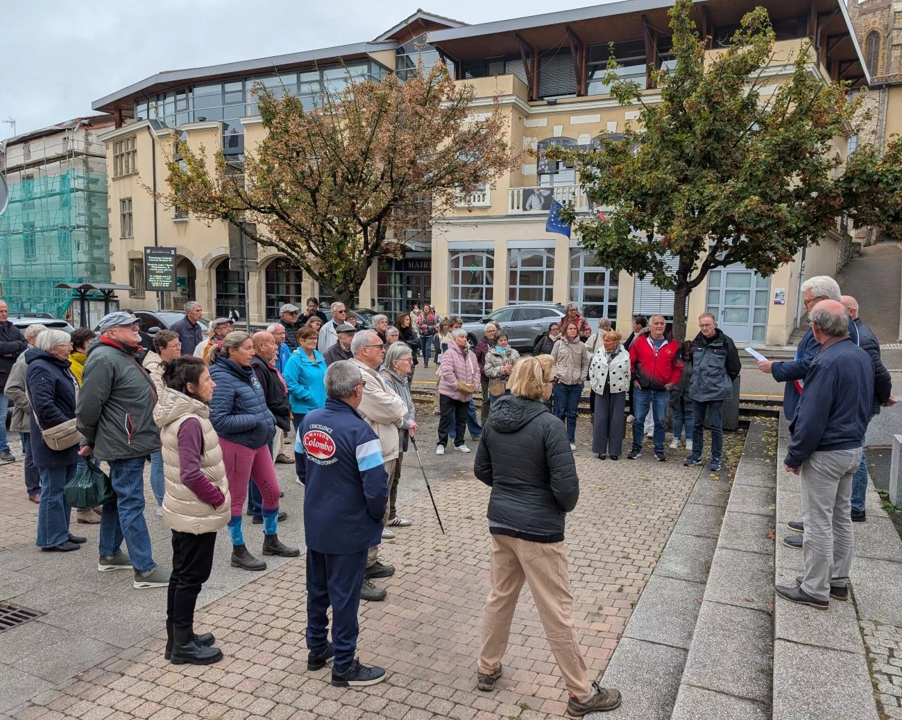 Les élus et habitants des Monts du Lyonnais rassemblés devant leurs mairies contre les violences
