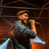 Du studio à la scène, le rappeur Polokus pose ses mots dans les Monts du Lyonnais