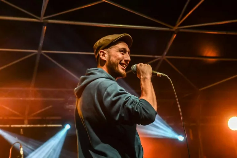 Du studio à la scène, le rappeur Polokus pose ses mots dans les Monts du Lyonnais