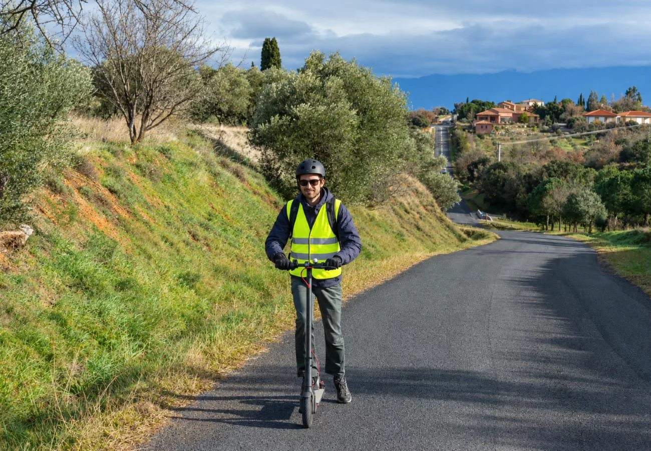 Casque et gilet désormais obligatoires pour les trottinettes électriques dans le Rhône