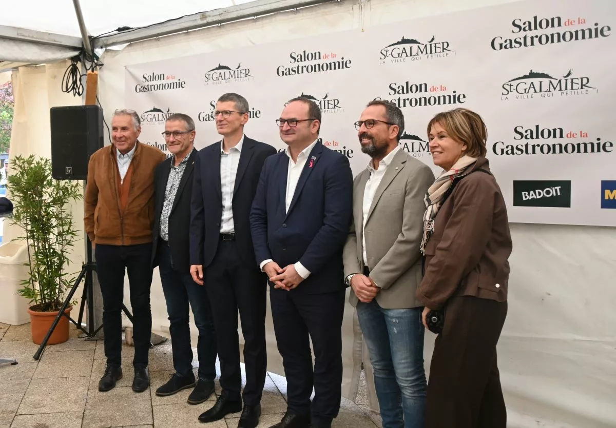 Inauguration du salon avec plusieurs élus dont le maire de Saint-Galmier, Julien Goutagny - © Quentin Merle
